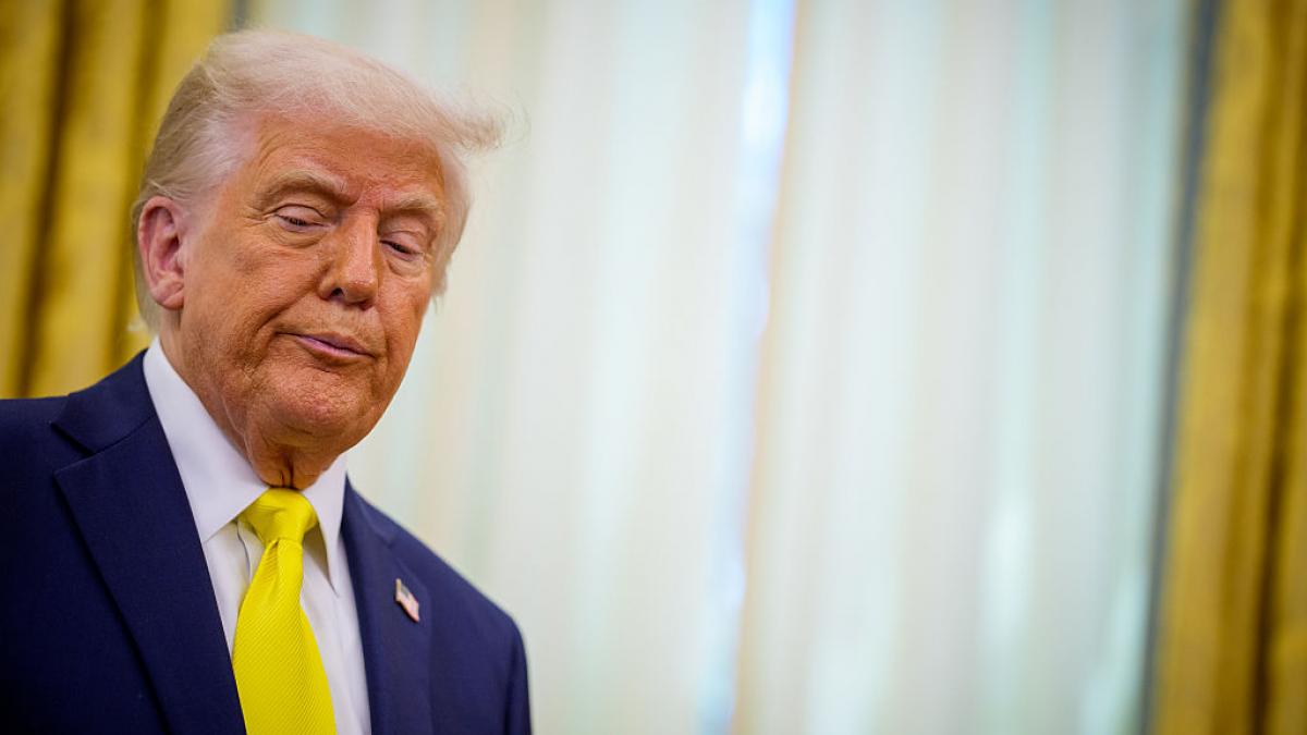 donald trump se prabuseste in sondaje aproape 60 dintre americani cred ca administratia sa distruge credibilitatea sua