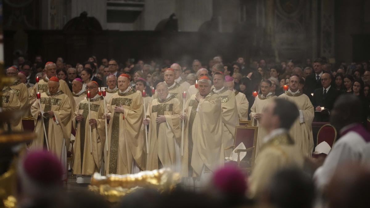 o lupta feroce pentru putere incepe la vatican succesorul lui francisc ar putea sa fie un papa anti franciscan