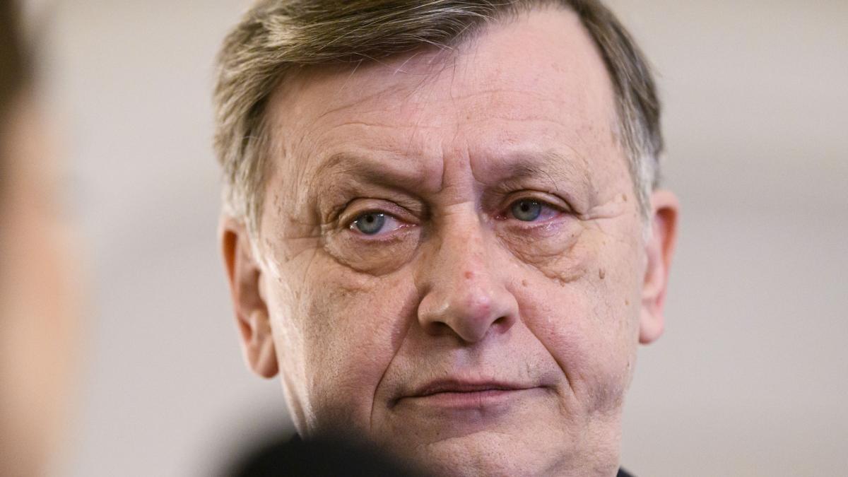 crin antonescu despre cele 1 5 milioane de euro platite de simion in sua cand jignesti romania pe bani publici nu mai esti patriot