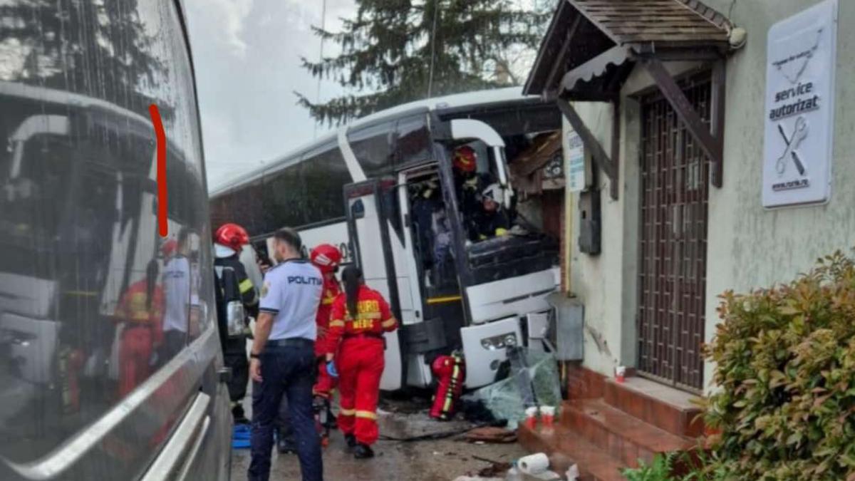 Accident grav în Bihor. Un autocar în care erau 24 de pasageri s-a izbit de o casă după ce şoferul a pierdut controlul volanului