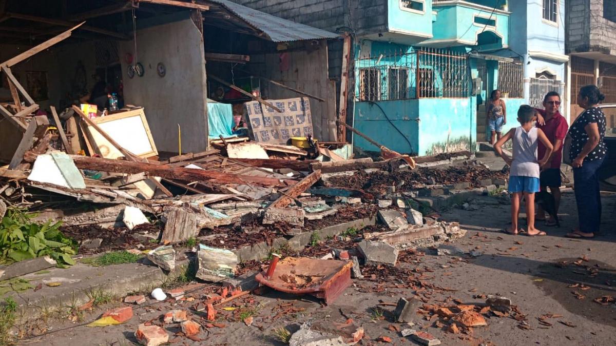 cutremur puternic in ecuador imagini cu case distruse si oameni ingroziti dupa seism cutremur puternic in ecuador imagini cu case distruse si oameni ingroziti dupa seism