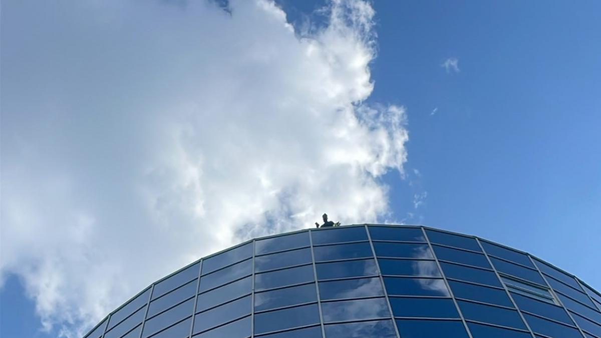 unul dintre fanii lui calin georgescu s a urcat pe cladirea iccj dupa ce a fost desfiintata sentinta turul 2 inapoi