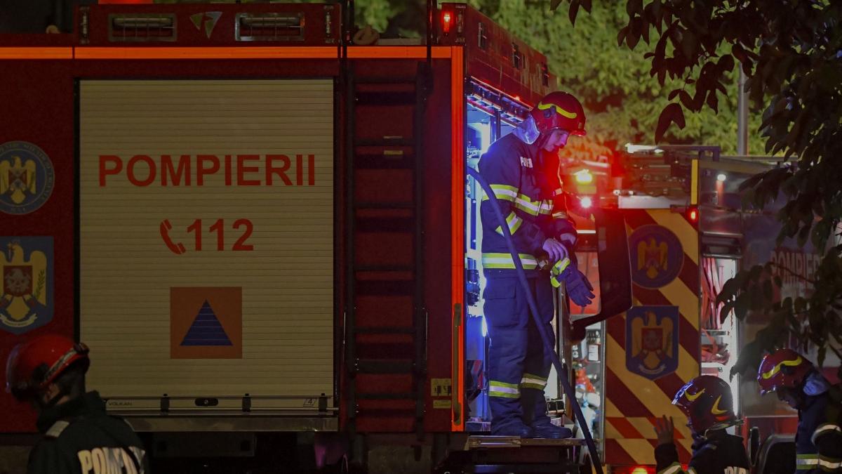 un tir a luat foc in mers pe dn7 in valcea traficul este ingreunat un tir a luat foc in mers pe dn7 in valcea traficul este ingreunat