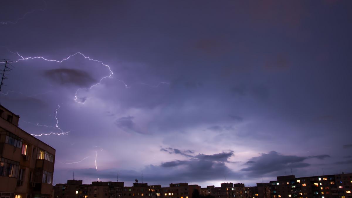 Vremea se schimbă radical în București, în zilele următoare. ANM anunță ploi torențiale și vijelii