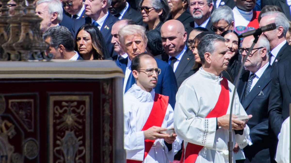ilie bolojan a stat langa donald trump in timpul funeraliilor papei francisc imagini inedite cu cei doi lideri