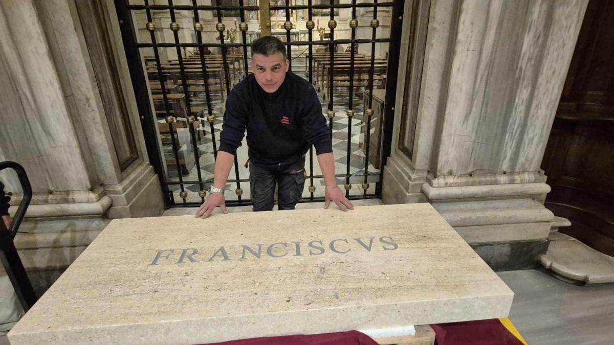 Mărturia românului care a lucrat la mormântul Papei Francisc: „Am avut foarte multe indicii să fim atenți”