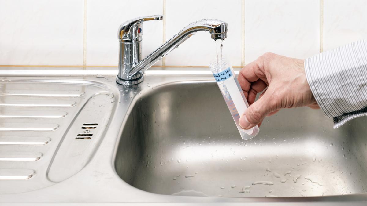 apa din breaza e tulbure si miroase a hazna dupa ce s au luat probe oamenilor li s a interzis sa o bea sau sa o foloseasca