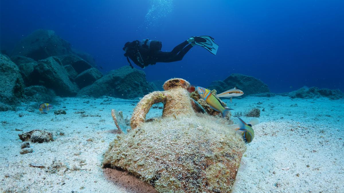 descoperire rara o amfora sigilata de 1 100 de ani gasita intr o epava din mediterana ce ar putea contine vasul