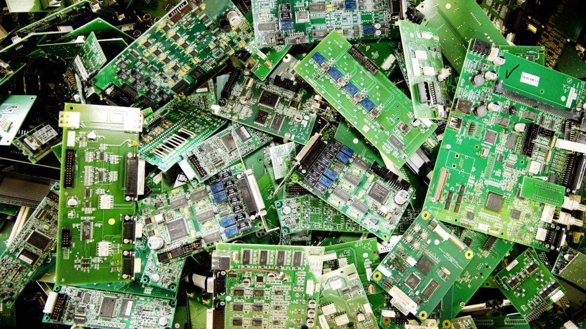 Un nou proces de extragere a deșeurilor electronice ar putea fi o mină de aur, la propriu. Ce comoară se ascunde în echipamentele uzate