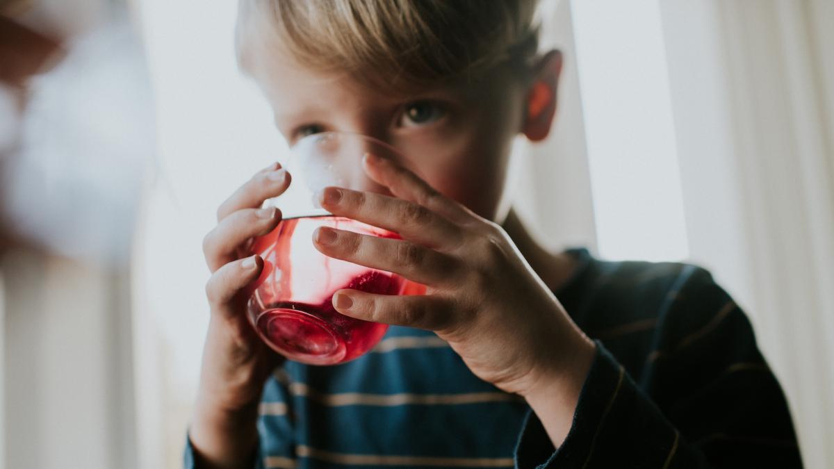 copiii sub opt ani nu ar trebui sa bea niciodata sucuri fara zahar pe baza de indulcitori riscurile depasesc beneficiile