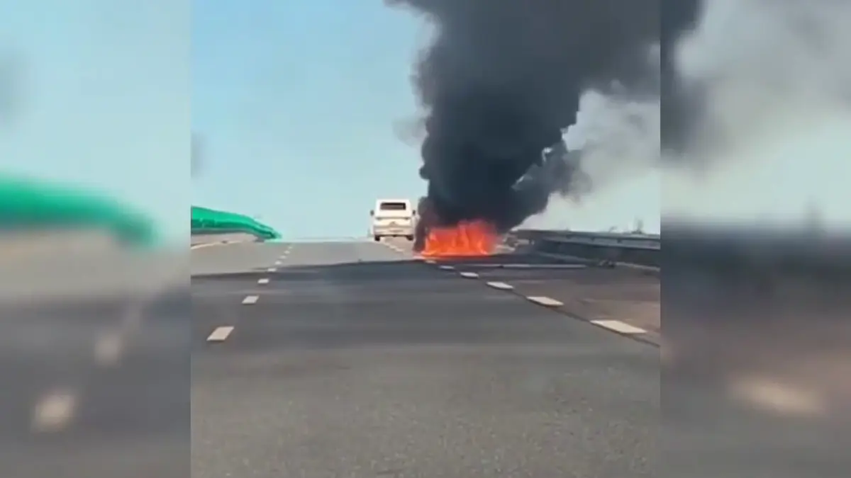 o masina a luat foc pe autostrada soarelui traficul spre mare este blocat