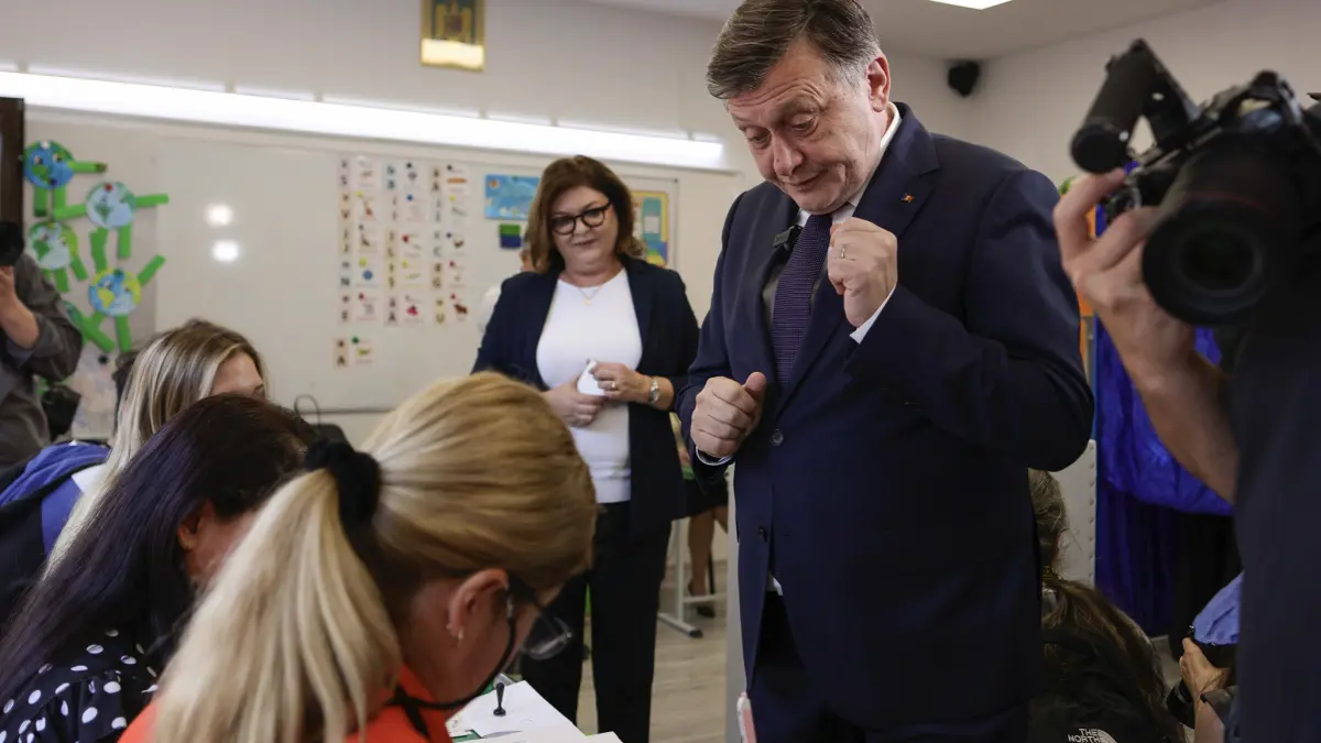 crin antonescu a votat alaturi de fiica si sotia lui prezenta masiva e extraordinar de importanta pentru legitimitatea alegerilor