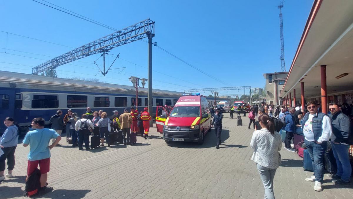 doua trenuri s au ciocnit in gara din constanta surse sunt cel putin 10 victime planul rosu a fost activat