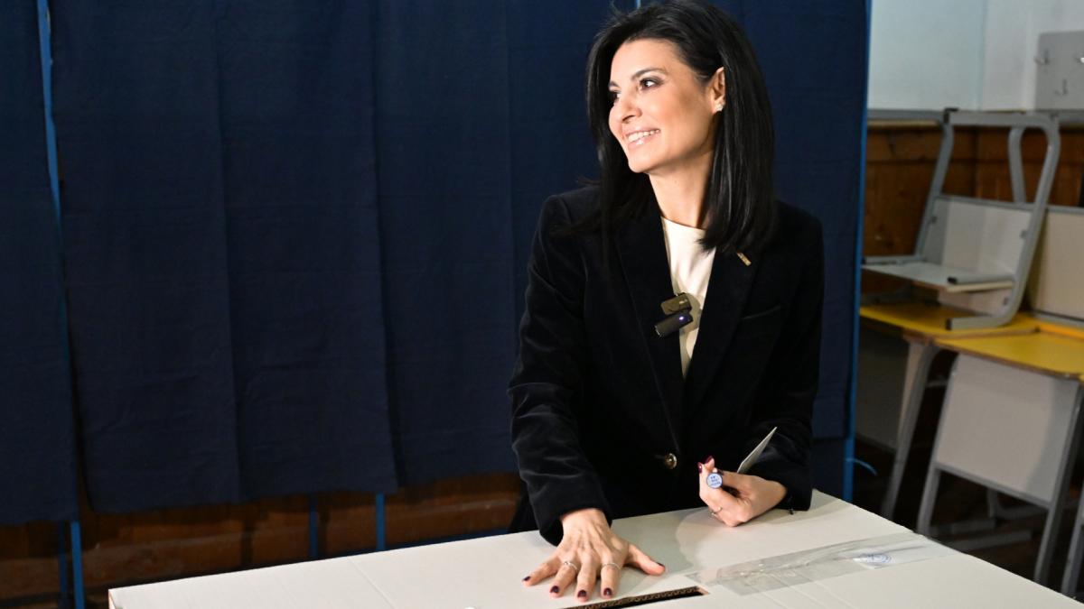 lavinia sandru primul candidat la prezidentiale care a votat in turul 1 votam cu cine vrem nu votam cu raul cel mai mic