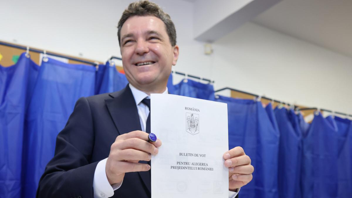 nicusor dan la sectia de votare am votat pentru multi oameni tacuti cinstiti pe care nu i a reprezentat nimeni pana azi