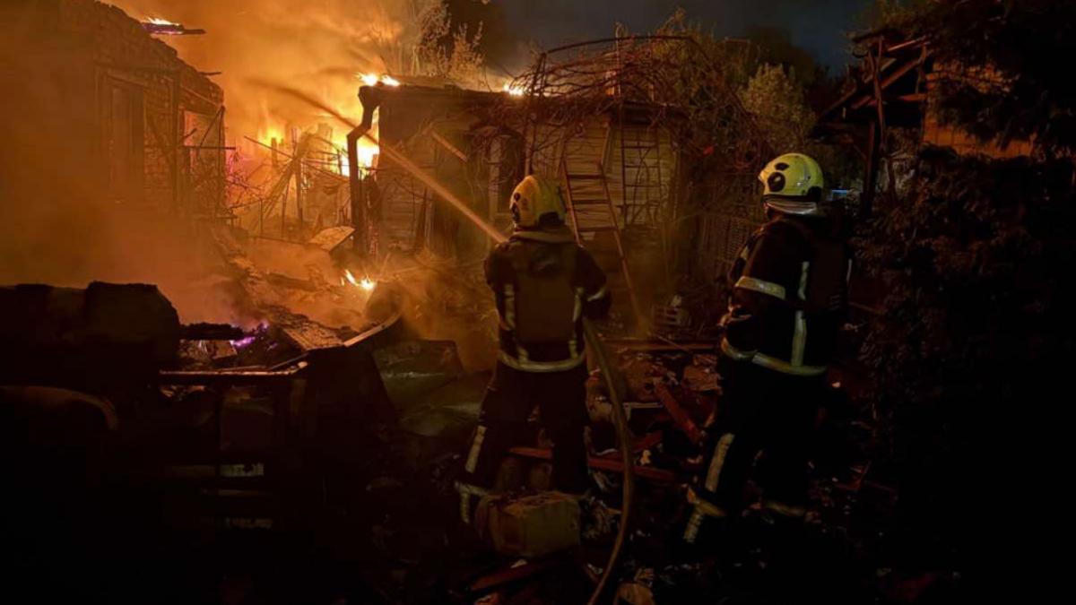 rusii au atacat masiv kievul 11 morti printre care se afla si doi copii dupa incendiile de proportii