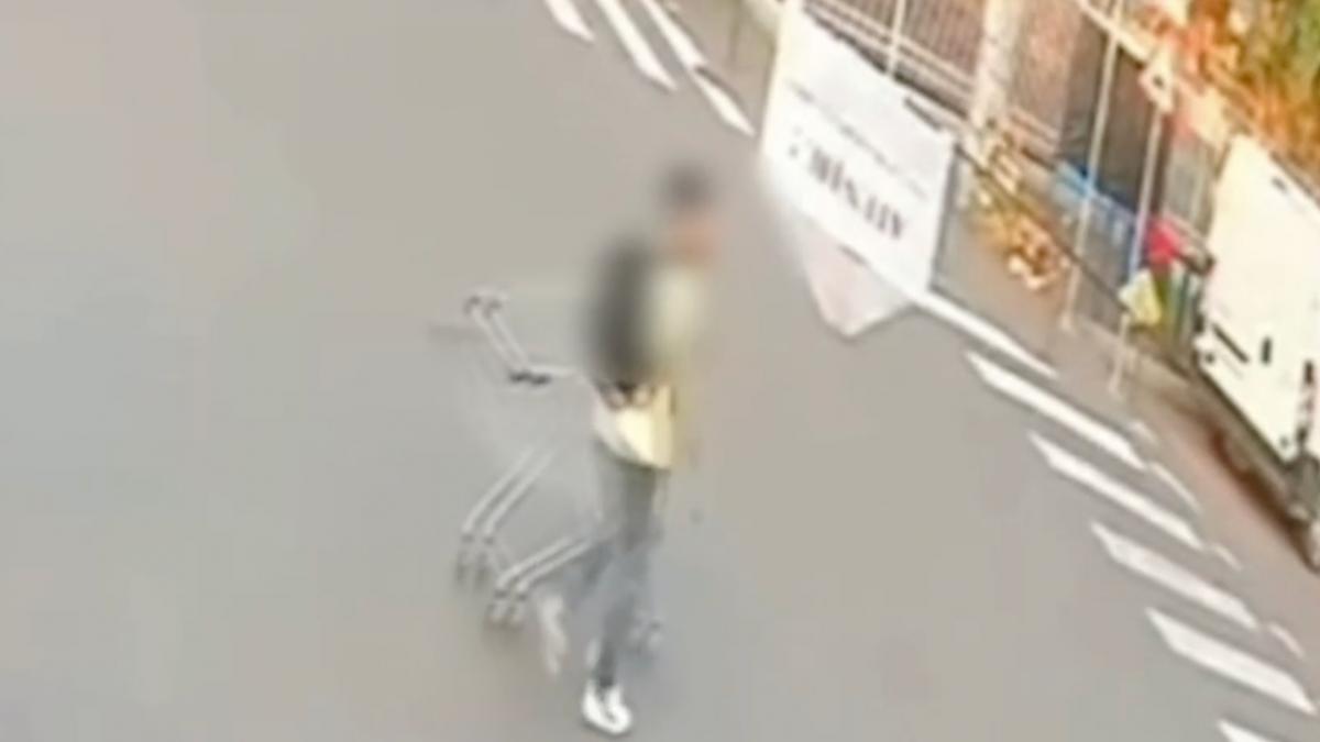 momentul in care un tanar fura scaune de la o terasa din bucuresti cu un carucior de cumparaturi barbatul a fost arestat preventiv