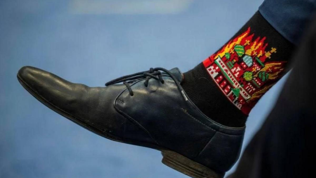 sosetele cu kremlinul in flacari purtate de un oficial ceh au iscat furie la moscova propagandistii rusi s au activat imediat