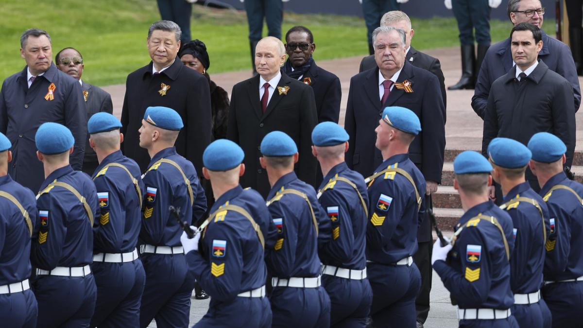 ziua victoriei in piata rosie marcata cu un spectacol grandios de propaganda