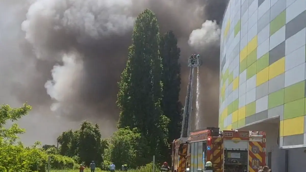 incendiu puternic in arad cu degajari mari de fum fatada unui mall a luat foc oamenii din zona au primit mesaj ro alert