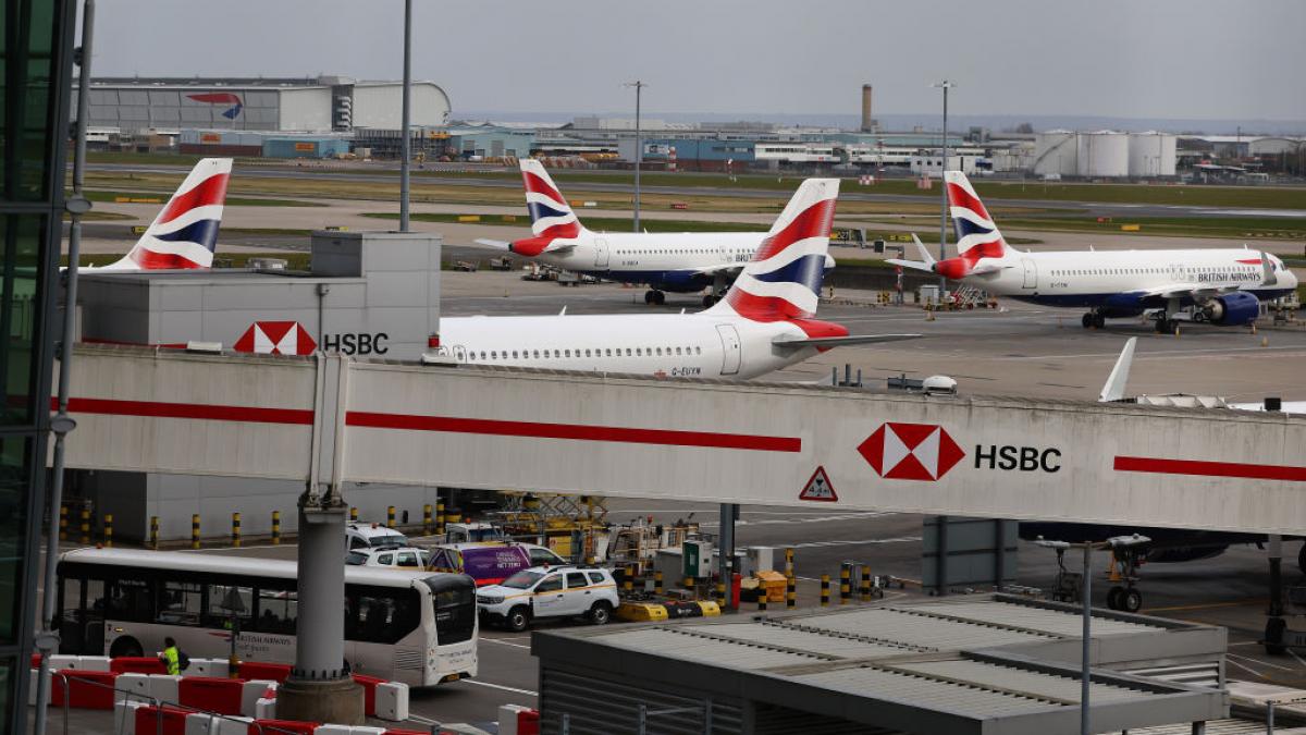 un pilot a incurcat stanga cu dreapta asa ca avionul a luat foc pista aeroportului a fost inchisa iar zeci de zboruri s au anulat