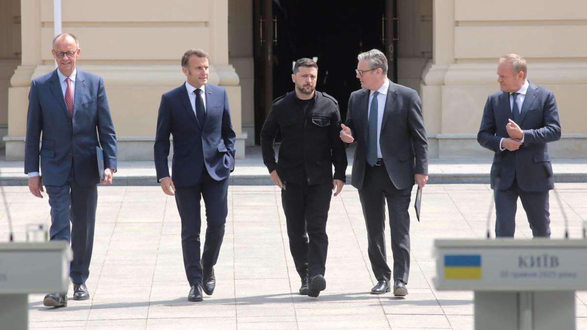 "Caută o cale, dar doar vrea să câştige timp". Macron atrage atenția că propunerea lui Putin de "negocieri directe" are un alt mesaj