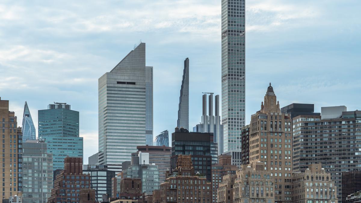 milionarii dintr un zgarie nori din new york se plang ca traiesc ca n ghetou le sar sigurantele au igrasie si raman blocati in lift