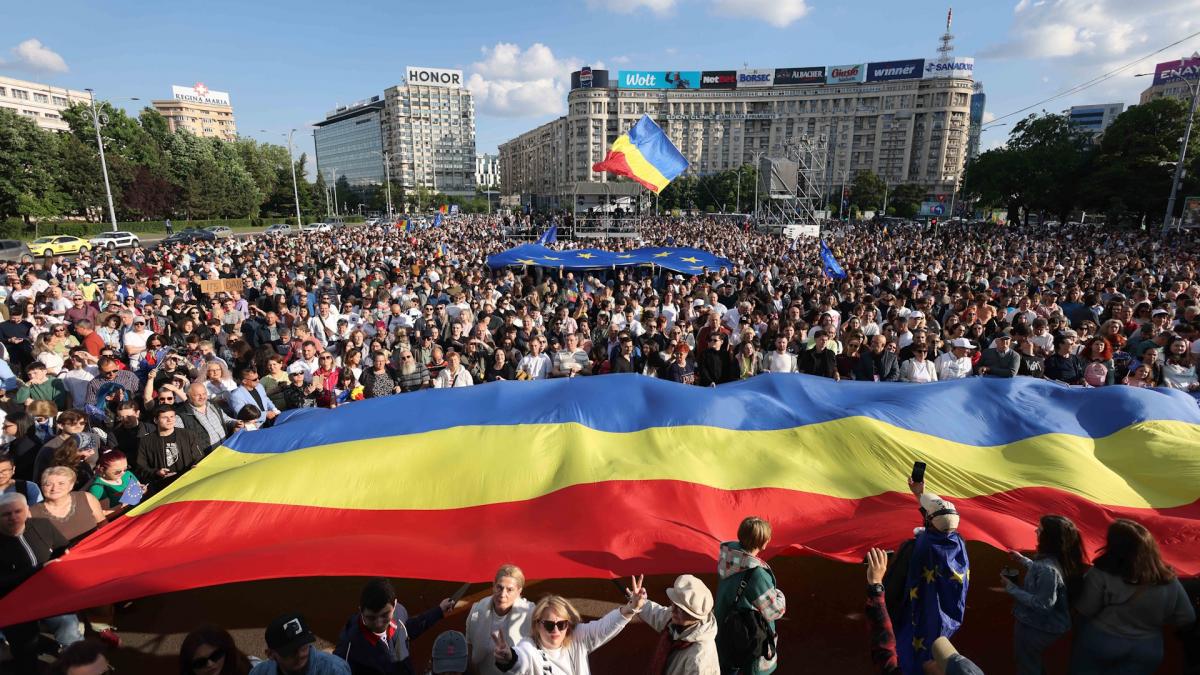 Susținătorii lui Nicușor Dan au umplut Piața Victoriei la un miting de susținere. Jandarmeria a sesizat AEP pentru propagandă