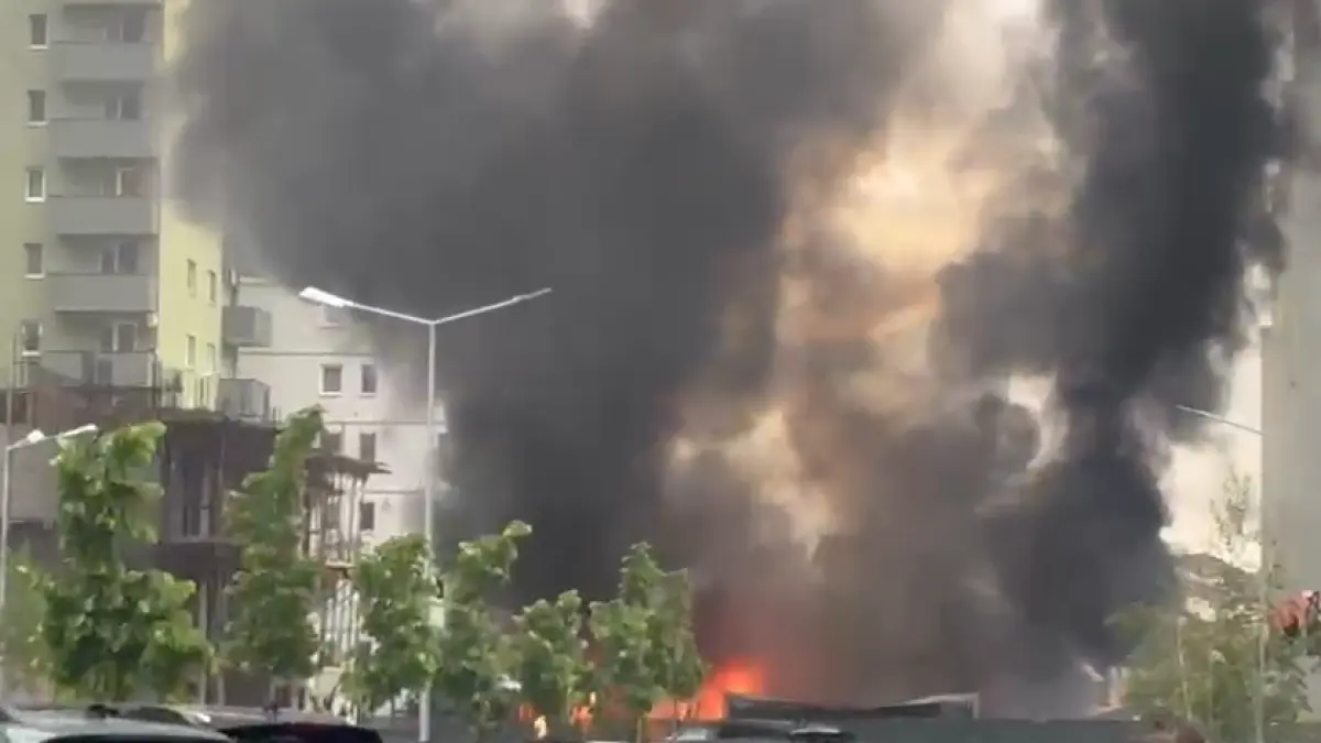 un incendiu puternic cu degajari mari de fum a izbucnit pe un santier din brasov