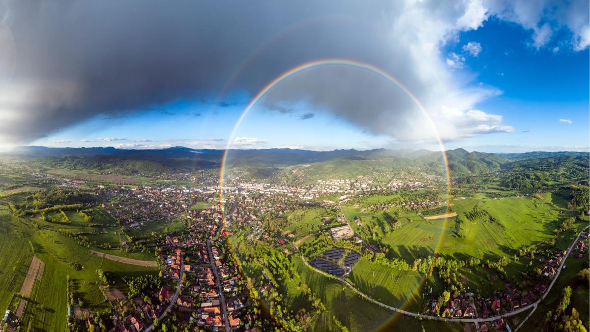 Curcubeu circular spectaculos, surprins în orașul Brad. Ce semnificație are acest fenomen rar