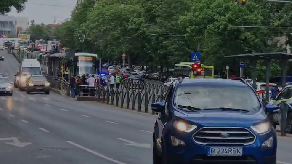 Un pieton a fost lovit de o maşină de poliţie aflată în misiune, pe şoseaua Colentina