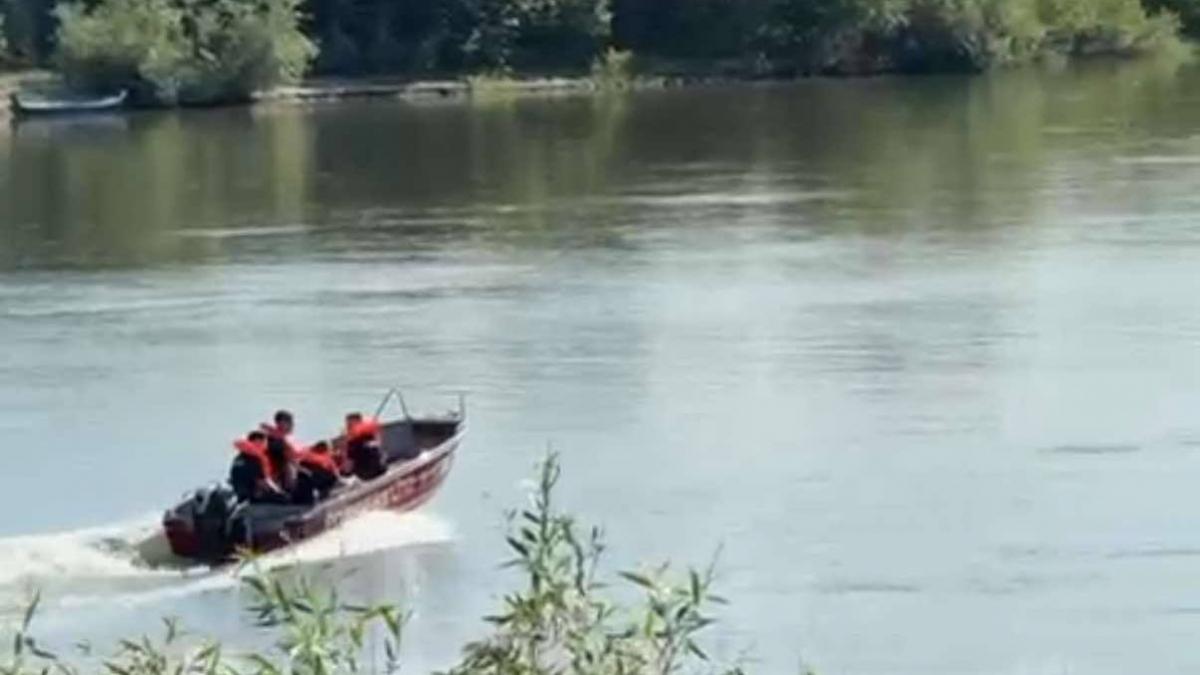 Accident pe Dunăre. O barjă a intrat în două bărci de pescuit. Două persoane sunt căutate de scafandri. A fost trimis elicopterul SMURD