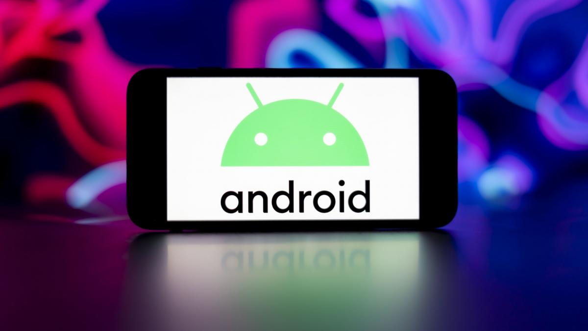 telefon android pe masa