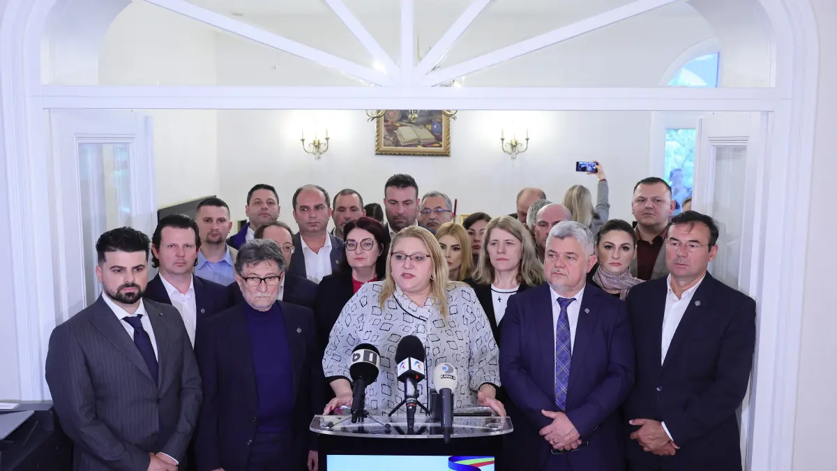 sosoaca nu sustinem globalistii dar nici persoane care apara violatorii unei minore