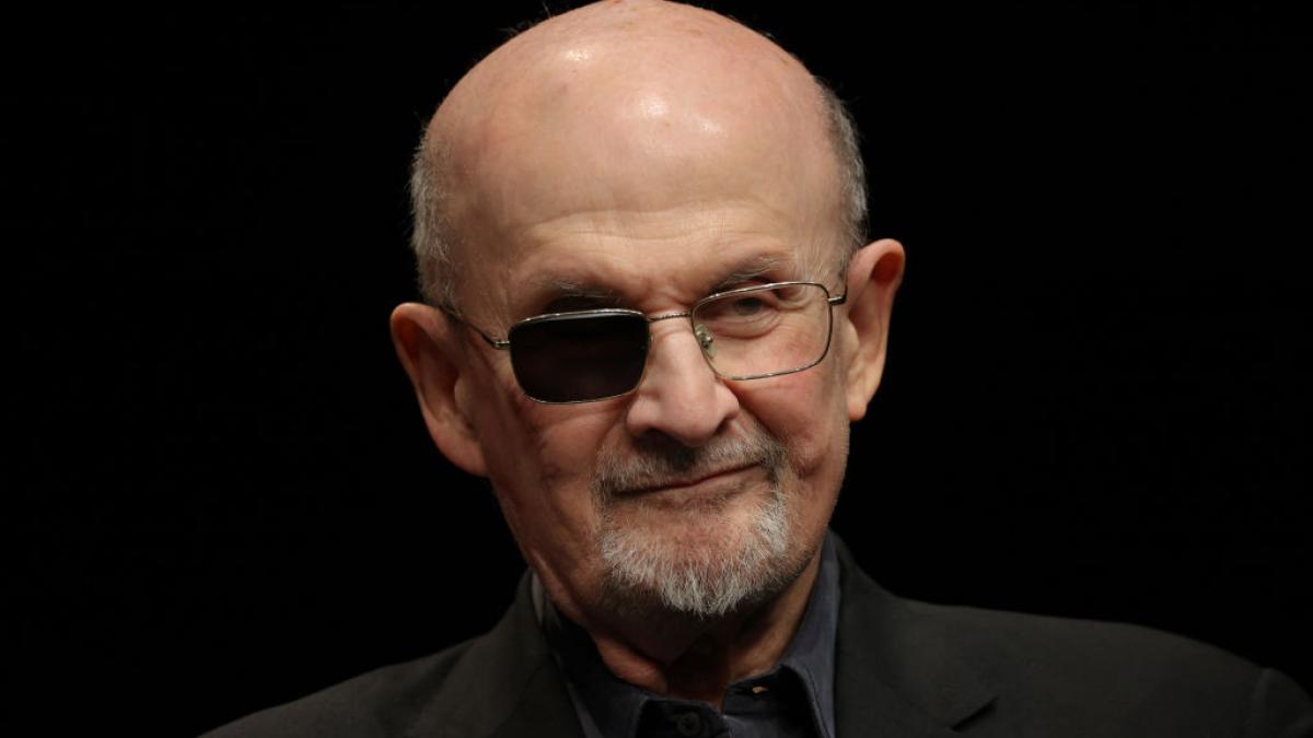 tanarul care l a injunghiat pe salman rushdie si l a orbit a fost condamnat la 25 de ani de inchisoare