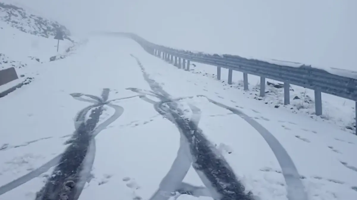 redeschiderea transalpina se amana din cauza ninsorilor drumarii atrag atentia ca nu curata zapada de pe un tronson din dn 67c