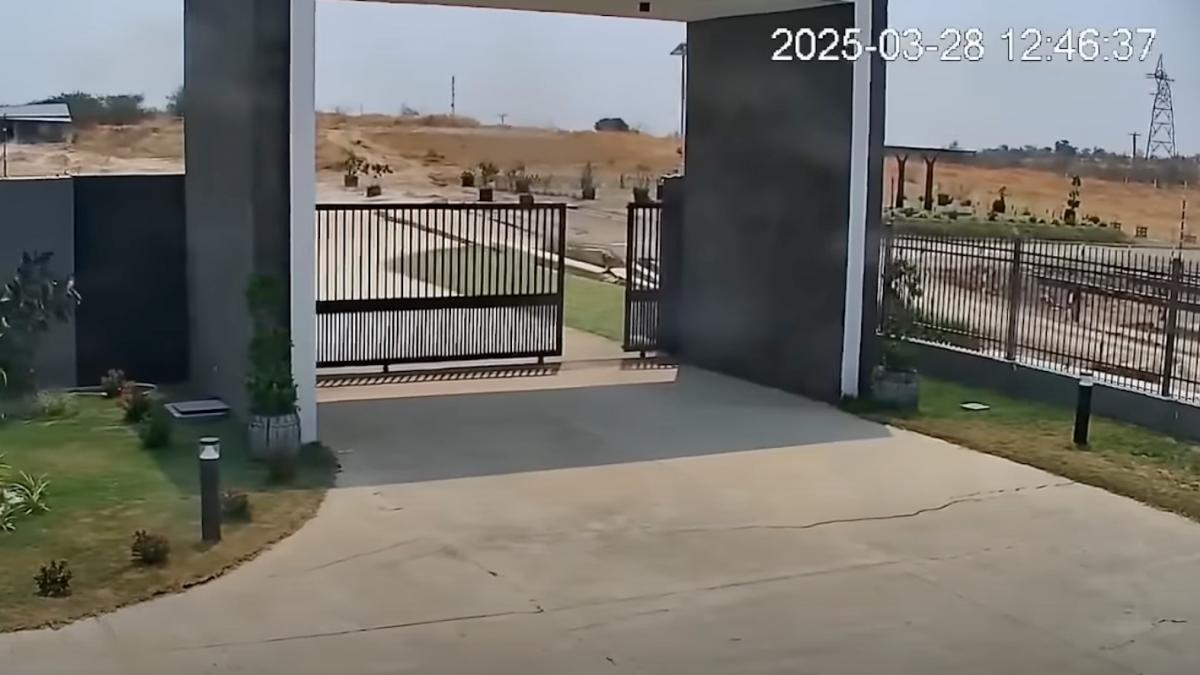 imagini terifiante o camera surprinde momentul in care pamantul se rupe si aluneca in timpul cutremurului din myanmar