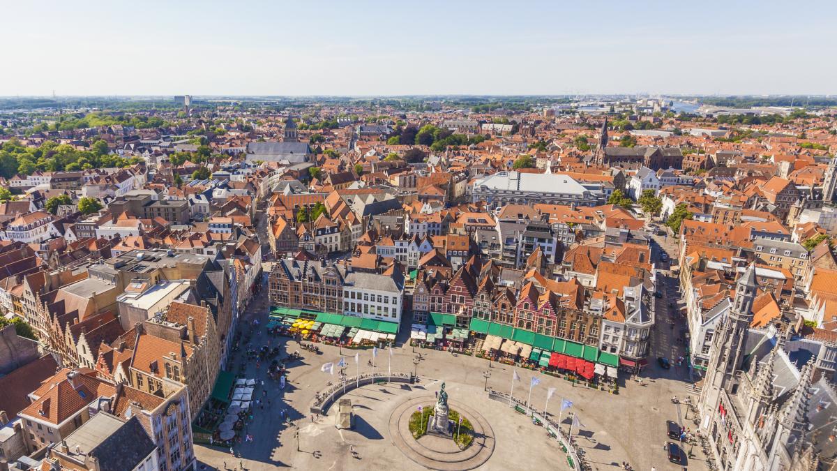 dupa ce au furat nisip din sardinia si obiecte din pompei turistii au pus acum ochii pe orasul bruges ce i a atras aici