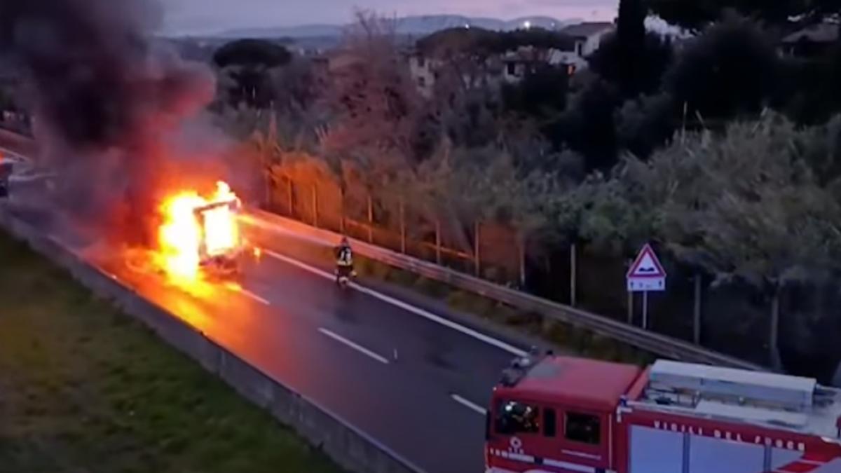 video momentul in care o masina de valori a fost jefuita in italia detaliul incredibil care i a dat de gol pe banditi