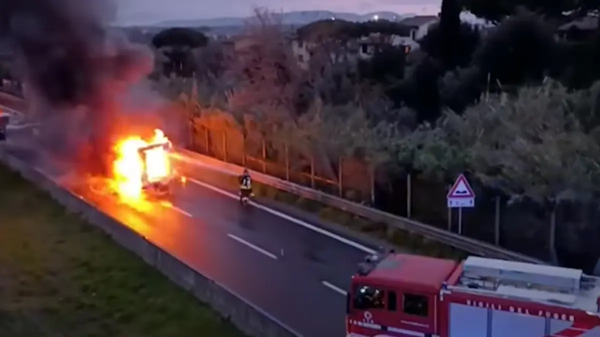 video momentul in care o masina de valori a fost jefuita in italia detaliul incredibil care i a dat de gol pe banditi