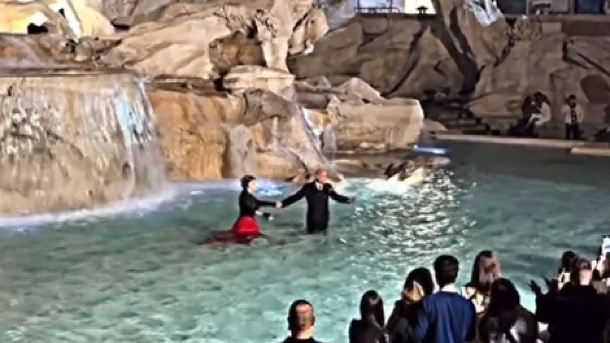video un cuplu de proaspat casatoriti a sarbatorit evenimentul cu un dans in fontana di trevi cum si au justificat gestul inedit