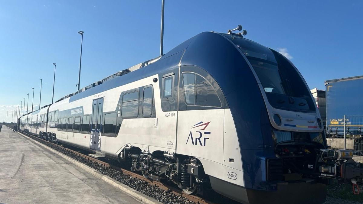 cum arata primul tren electric regional pesa prezentat la oradea are trei vagoane si poate atinge o viteza de 160 km ora