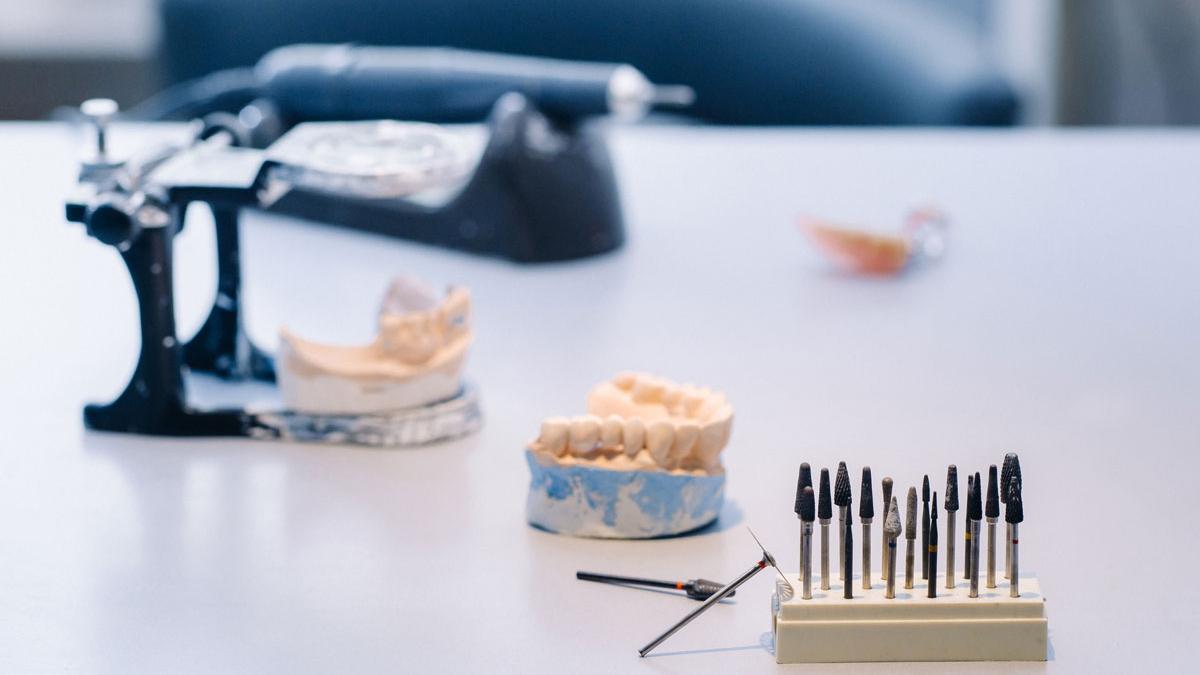 ghid complet pentru preturile in tehnica dentara in 2025