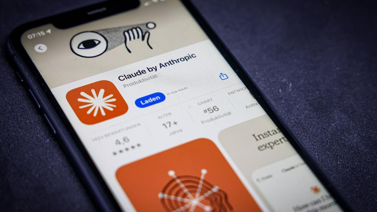 app store cu claude pe fundal