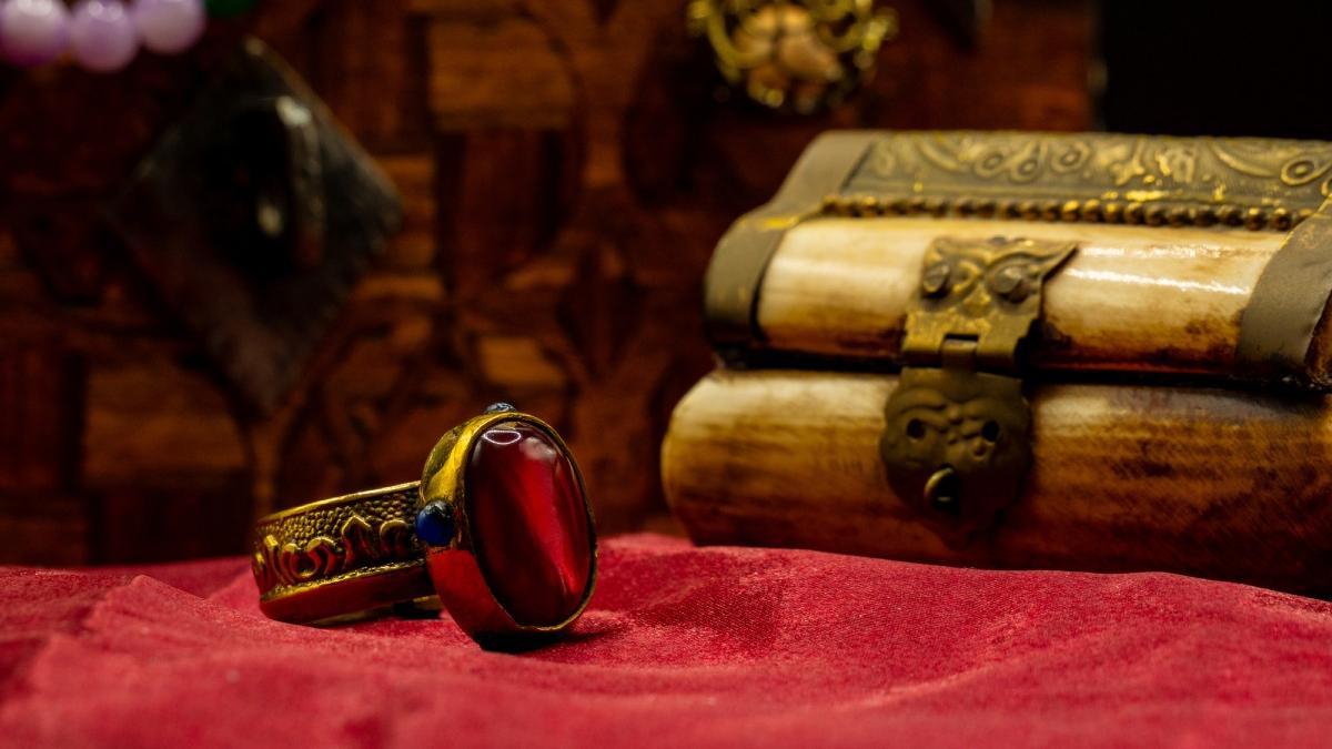 un inel antic din aur cu o piatra pretioasa rosie a fost descoperit in situl arheologic orasul lui david din ierusalim