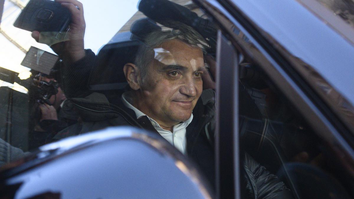 vlad oprea primarul din sinaia a ajuns in arest dupa ce a acuzat o criza cardiaca si a fost dus la spital medicii nu l au internat