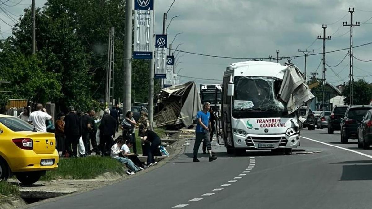 accident grav in iasi intre un autocar cu peste 20 de pasageri si un tir a fost activat planul rosu de interventie