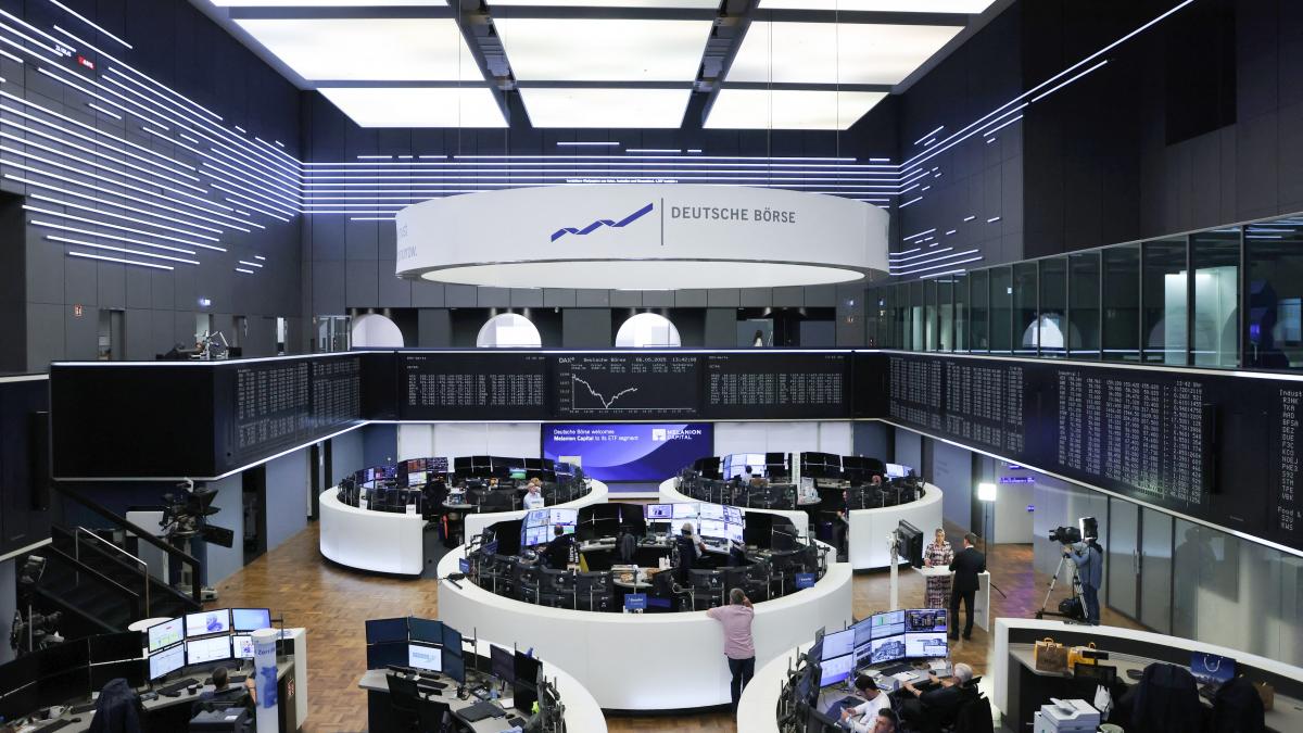 bursele europene si moneda euro sunt din nou in cadere libera dupa ce trump a redeschis razboiul comercial cu europa