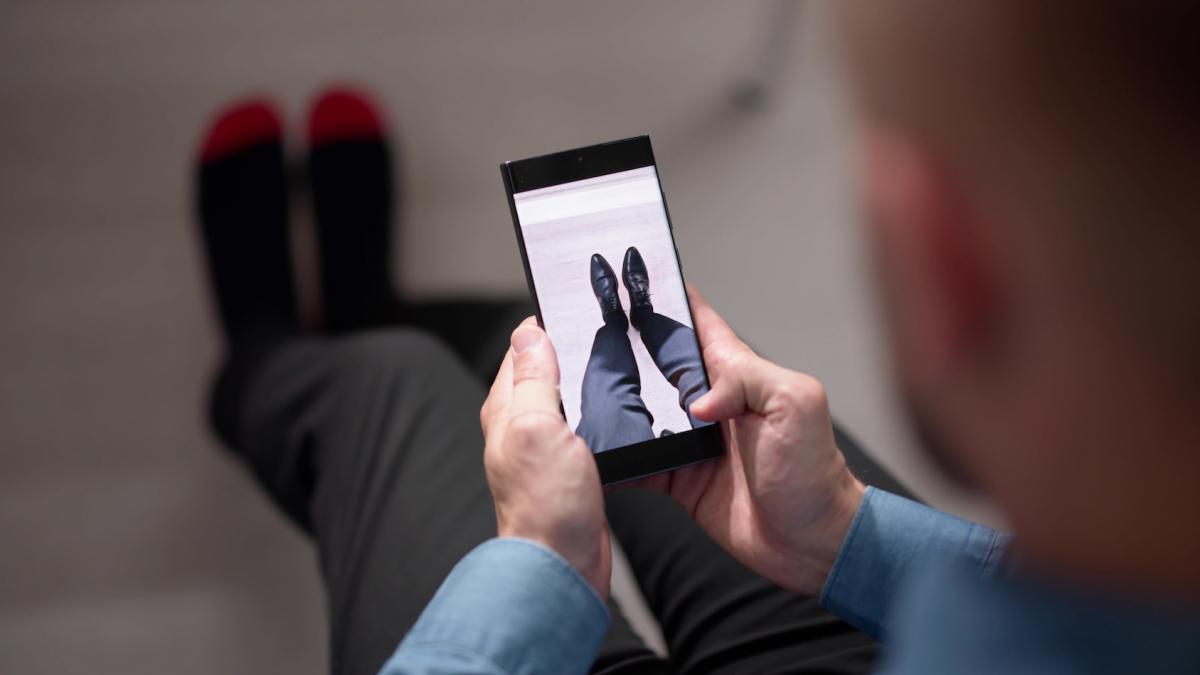 barbat care probeaza pantofi virtual