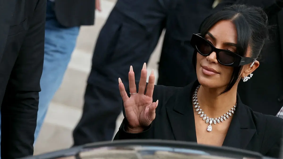 kim kardashian s a dus la tribunal cu bijuterii de 8 milioane istoria controversata a tinutelor vedetelor in sala de judecata